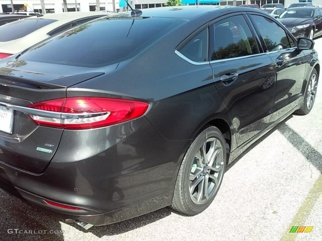 2017 Fusion SE - Magnetic / Ebony photo #16