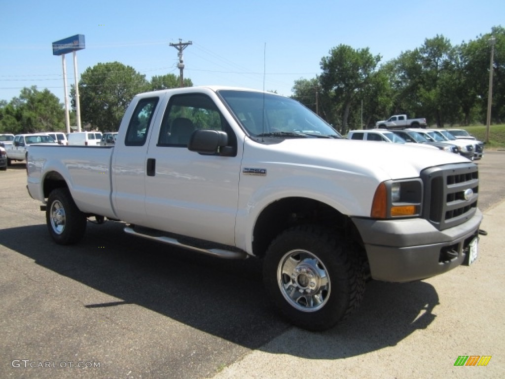 Oxford White 2005 Ford F250 Super Duty XL SuperCab 4x4 Exterior Photo #114506793