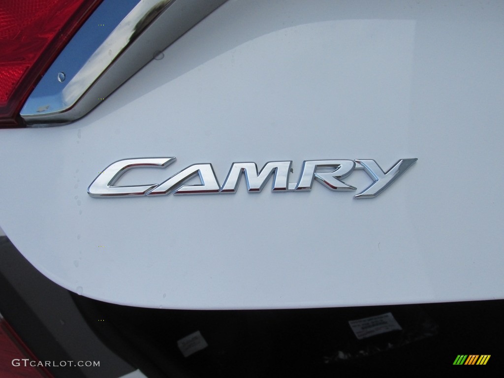 2017 Toyota Camry SE Marks and Logos Photo #114509022