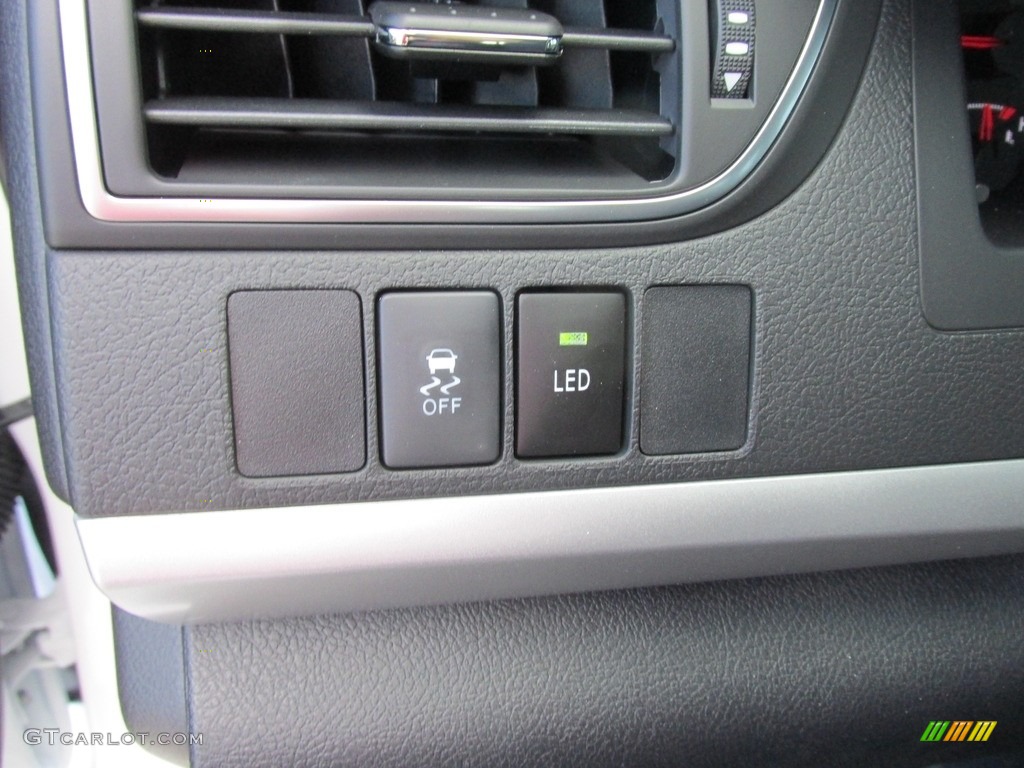 2017 Toyota Camry SE Controls Photo #114509379
