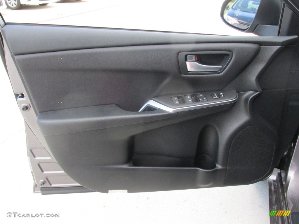 2017 Toyota Camry SE Door Panel Photos