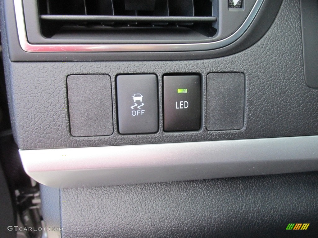 2017 Toyota Camry SE Controls Photo #114510069