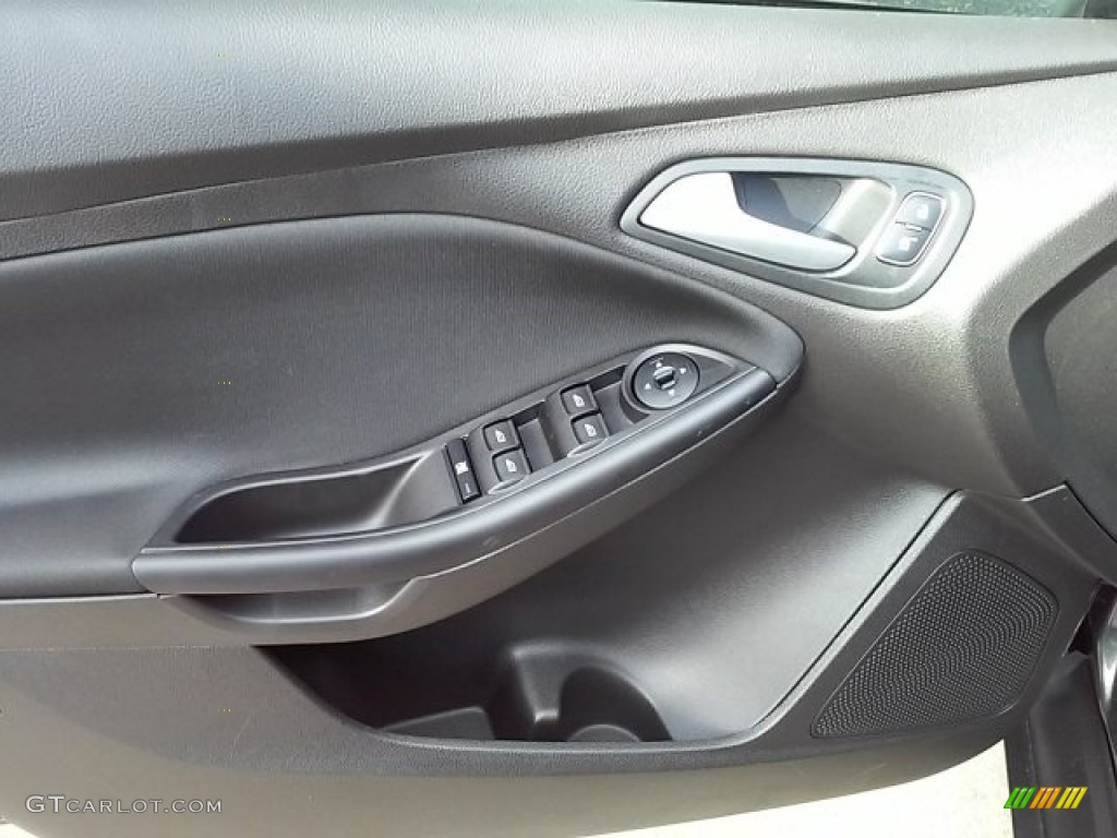 2016 Focus SE Sedan - Magnetic / Charcoal Black photo #25