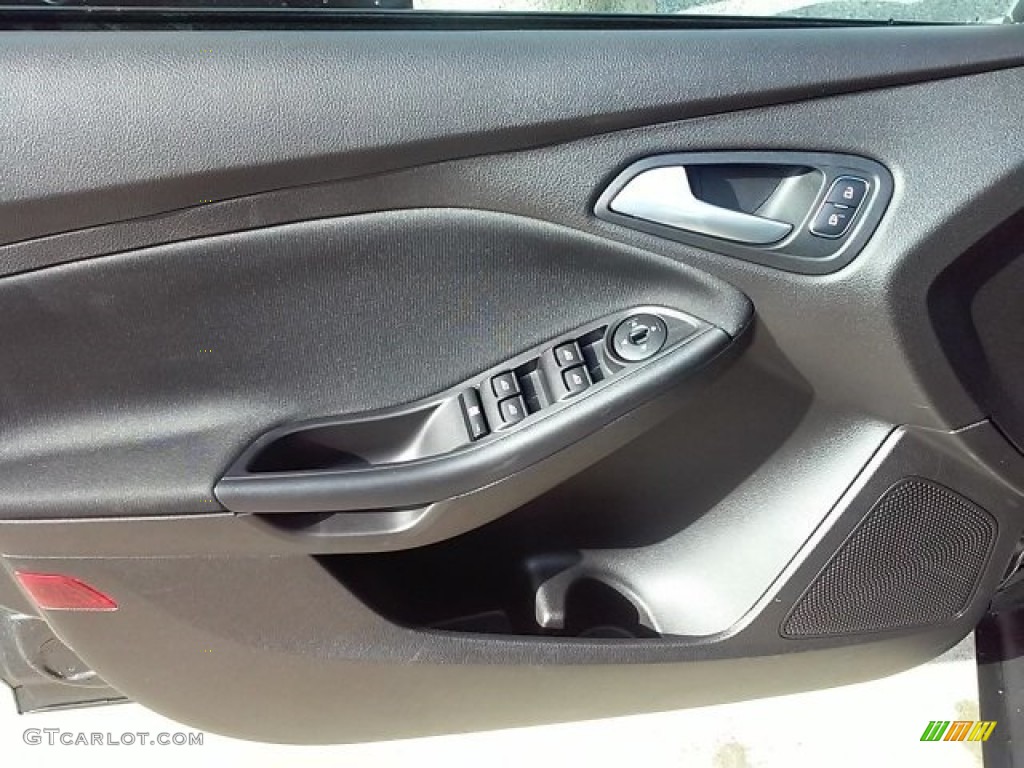 2016 Focus SE Hatch - Magnetic / Charcoal Black photo #29