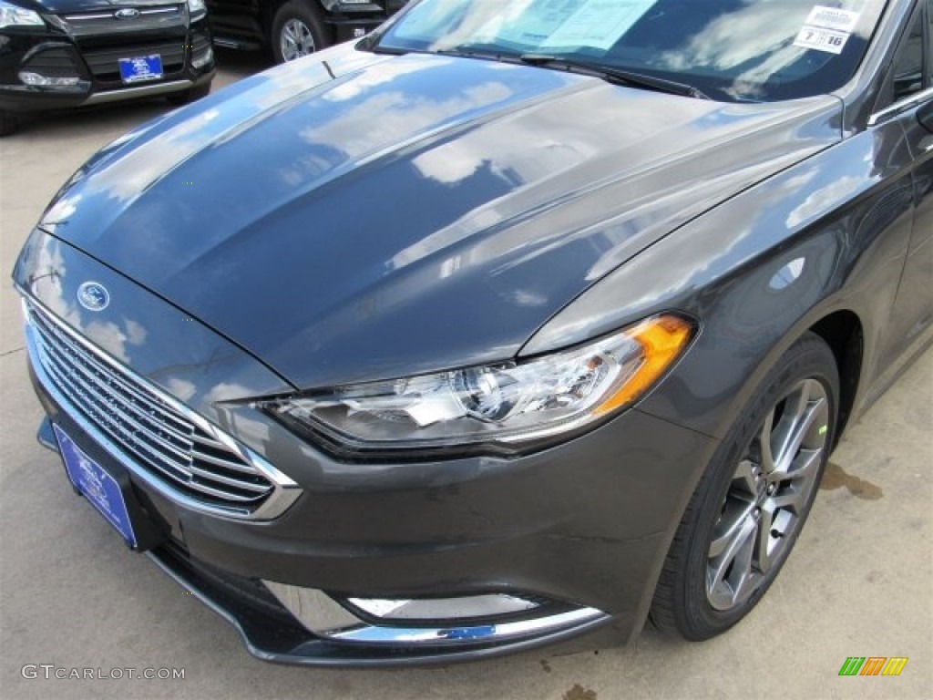 2017 Fusion SE - Magnetic / Ebony photo #4