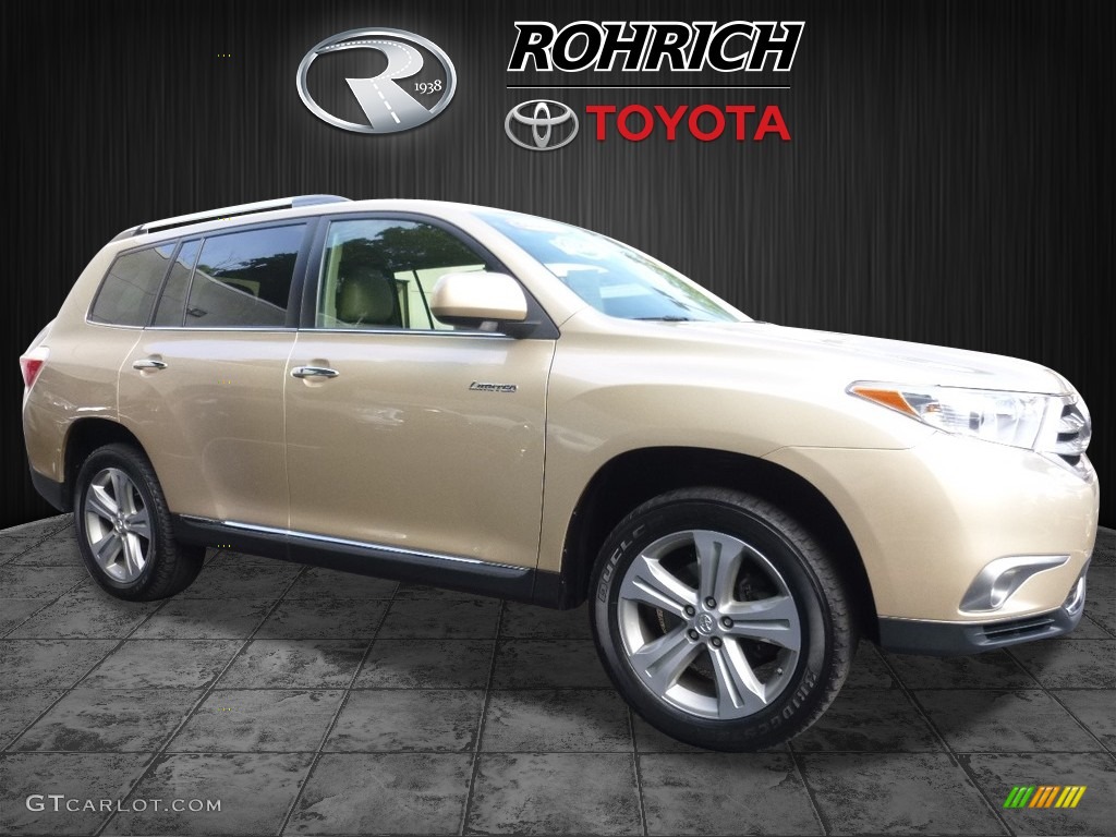 Sandy Beach Metallic Toyota Highlander