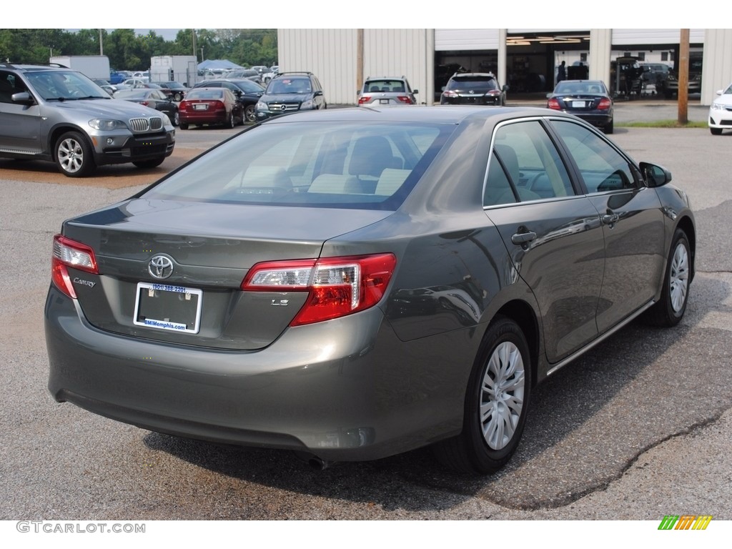 2013 Camry LE - Cypress Green Metallic / Ivory photo #5