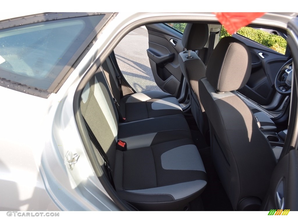 2014 Focus SE Hatchback - Ingot Silver / Charcoal Black photo #24