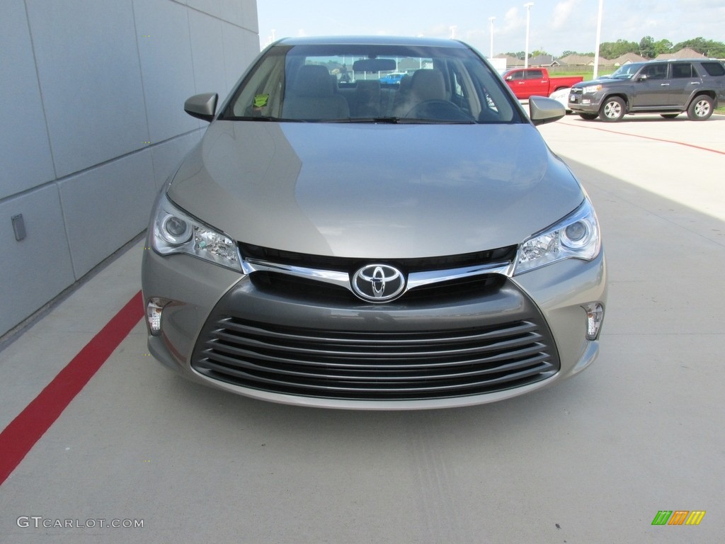 Creme Brulee Mica 2017 Toyota Camry LE Exterior Photo #114776165