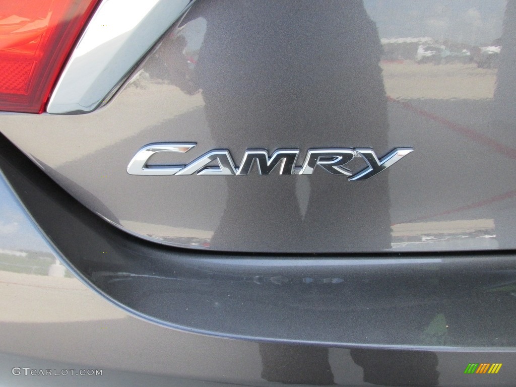 2017 Toyota Camry XLE V6 Marks and Logos Photo #114776894