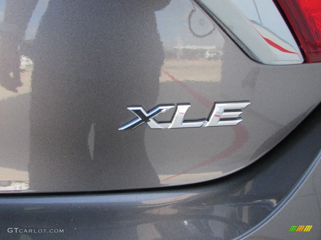 2017 Toyota Camry XLE V6 Marks and Logos Photo #114776912