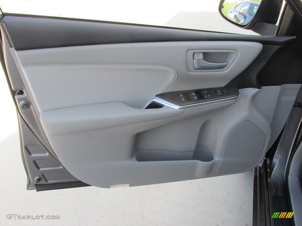 2017 Toyota Camry XLE V6 Door Panel Photos