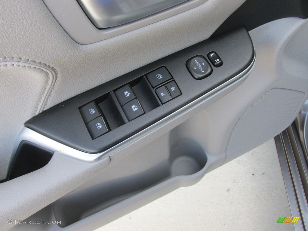 2017 Toyota Camry XLE V6 Controls Photo #114777008