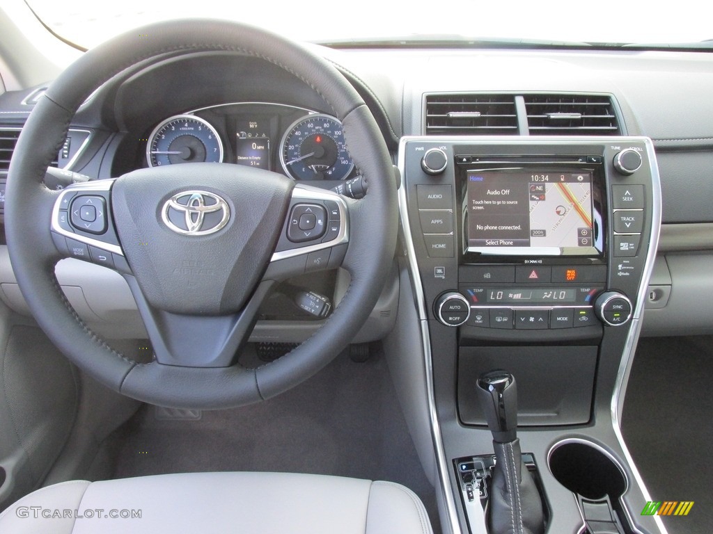2017 Toyota Camry XLE V6 Dashboard Photos