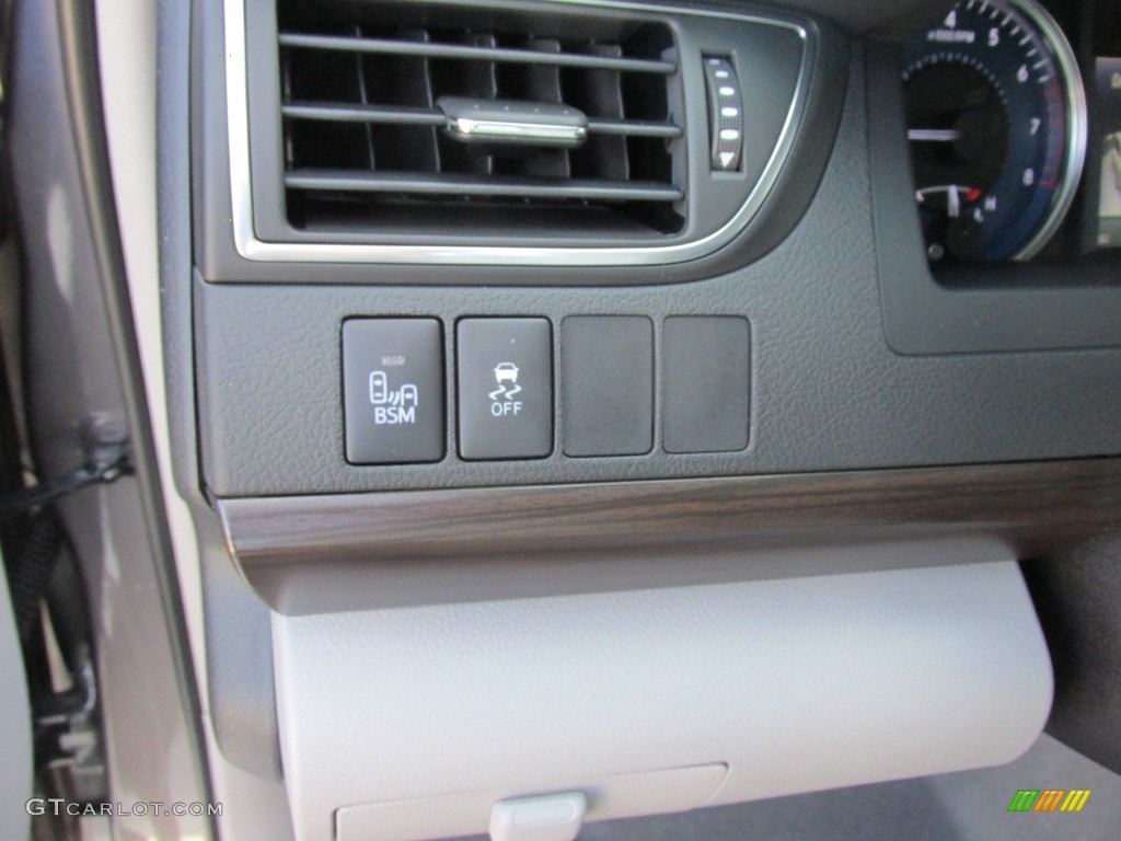 2017 Toyota Camry XLE V6 Controls Photos
