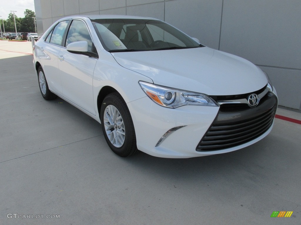 Super White 2017 Toyota Camry LE Exterior Photo #114777311