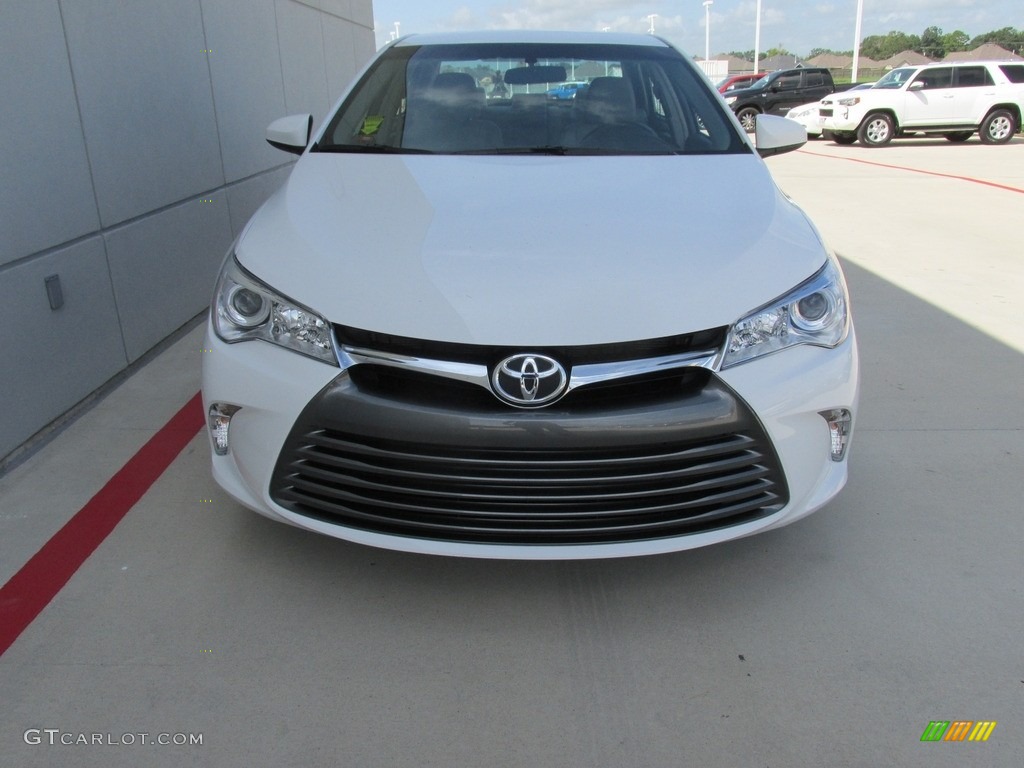 Super White 2017 Toyota Camry LE Exterior Photo #114777443