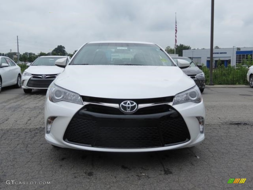 2017 Camry SE - Blizzard White Pearl / Black photo #2