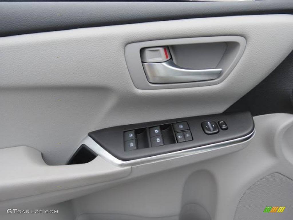2017 Toyota Camry SE Controls Photo #114805983