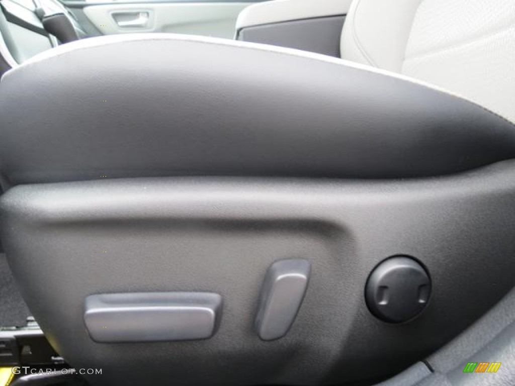 2017 Toyota Camry SE Controls Photo #114806002
