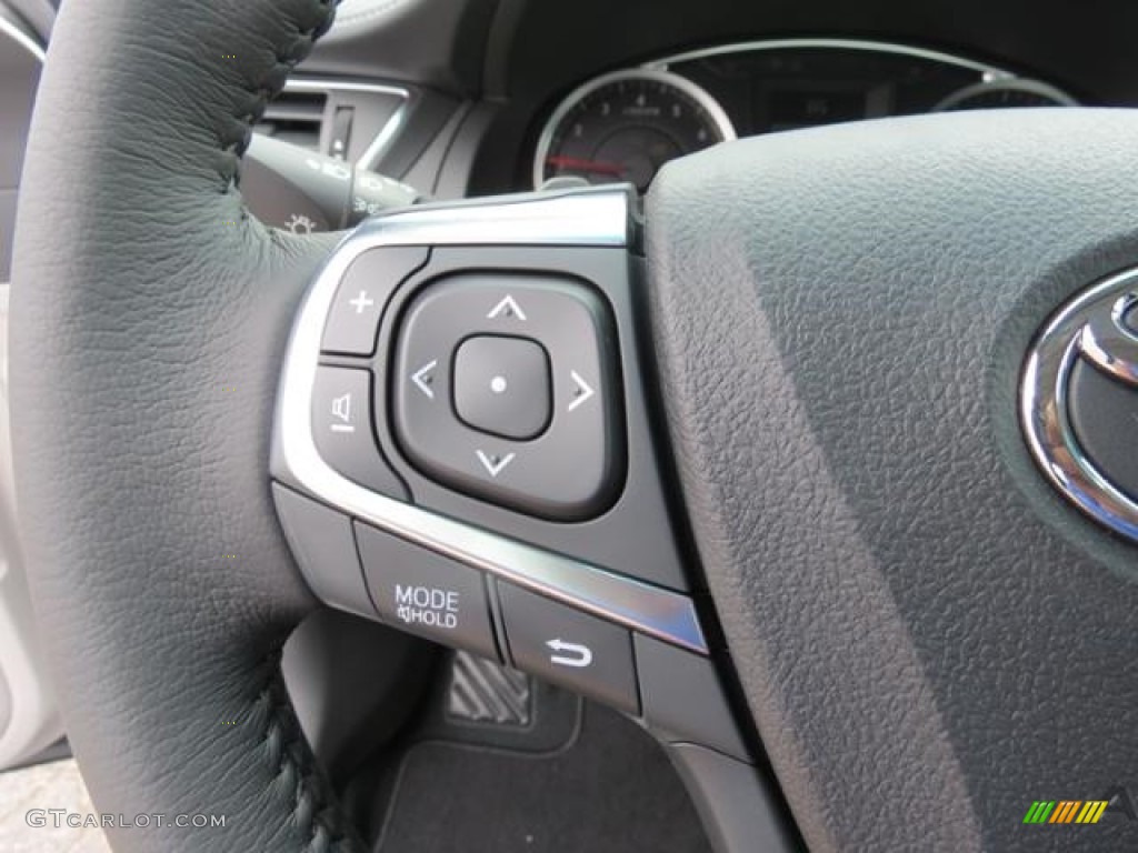2017 Toyota Camry SE Controls Photo #114806038