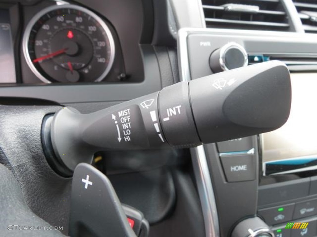 2017 Toyota Camry SE Controls Photo #114806116