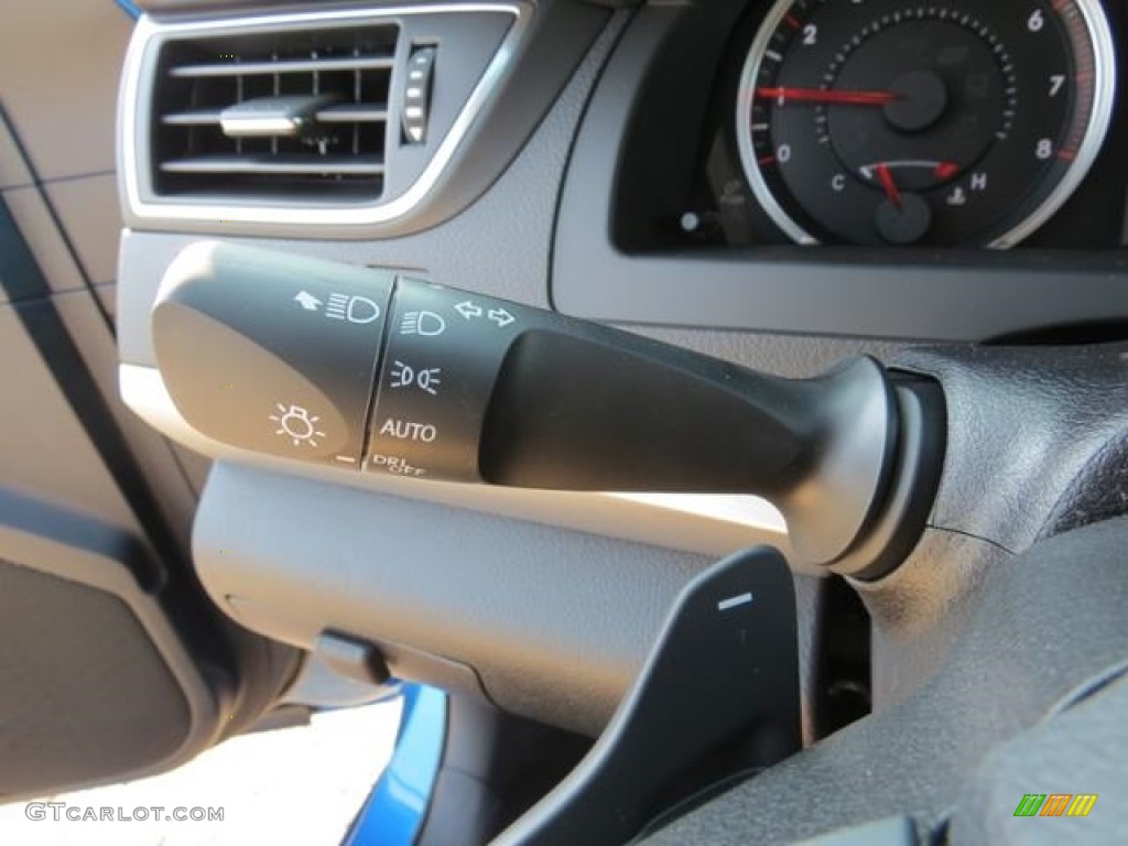 2017 Toyota Camry SE Controls Photo #114809650