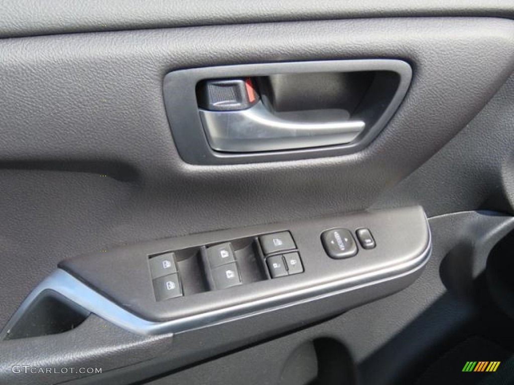 2017 Toyota Camry SE Controls Photo #114811786