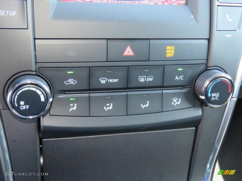 2017 Toyota Camry SE Controls Photo #114811843