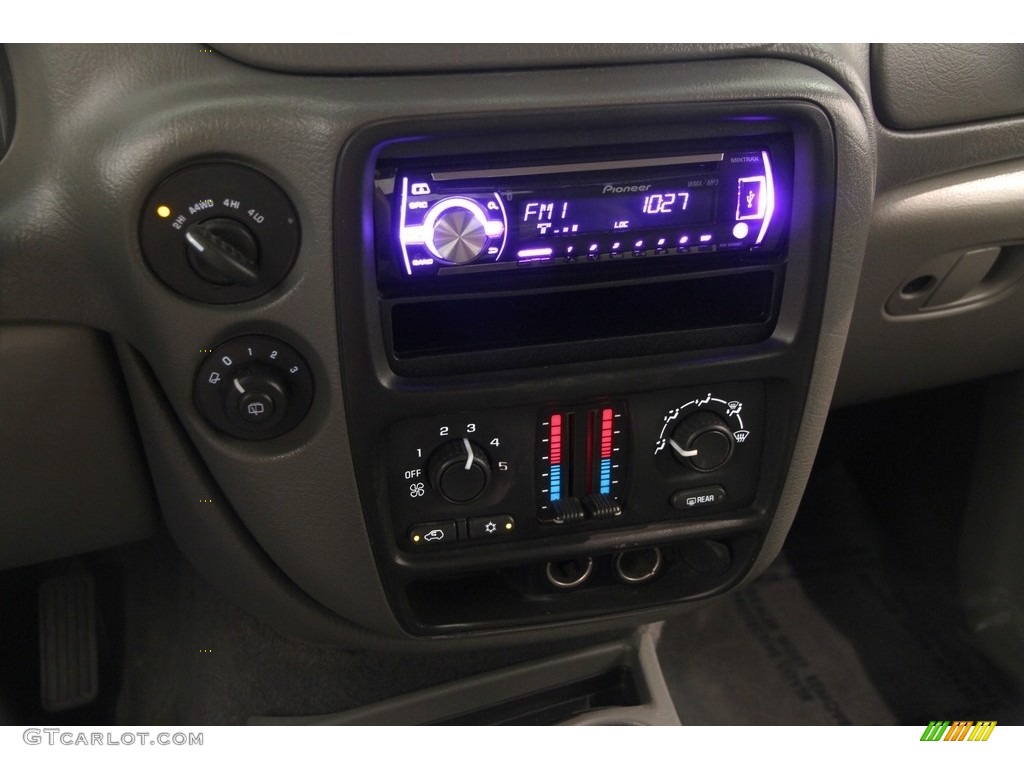 2002 TrailBlazer LS 4x4 - Onyx Black / Dark Pewter photo #10