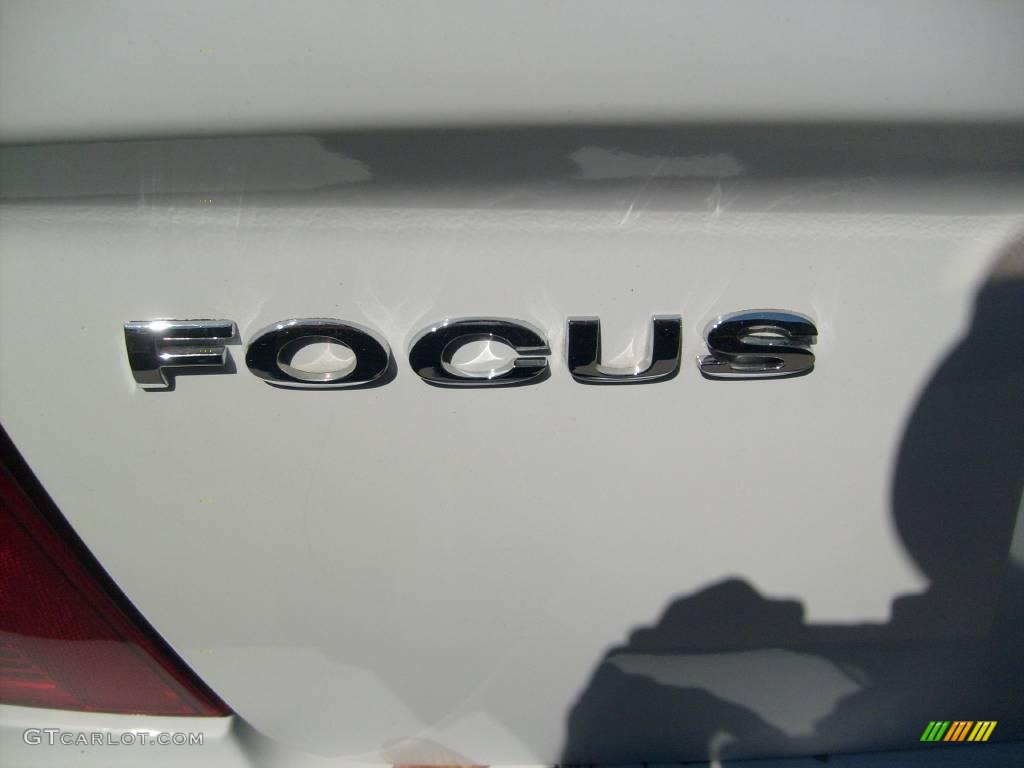 2005 Focus ZX4 S Sedan - Cloud 9 White / Dark Flint/Light Flint photo #10