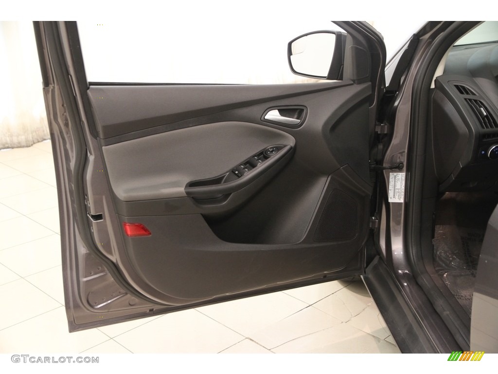 2014 Ford Focus SE Hatchback Charcoal Black Door Panel Photo #114886043