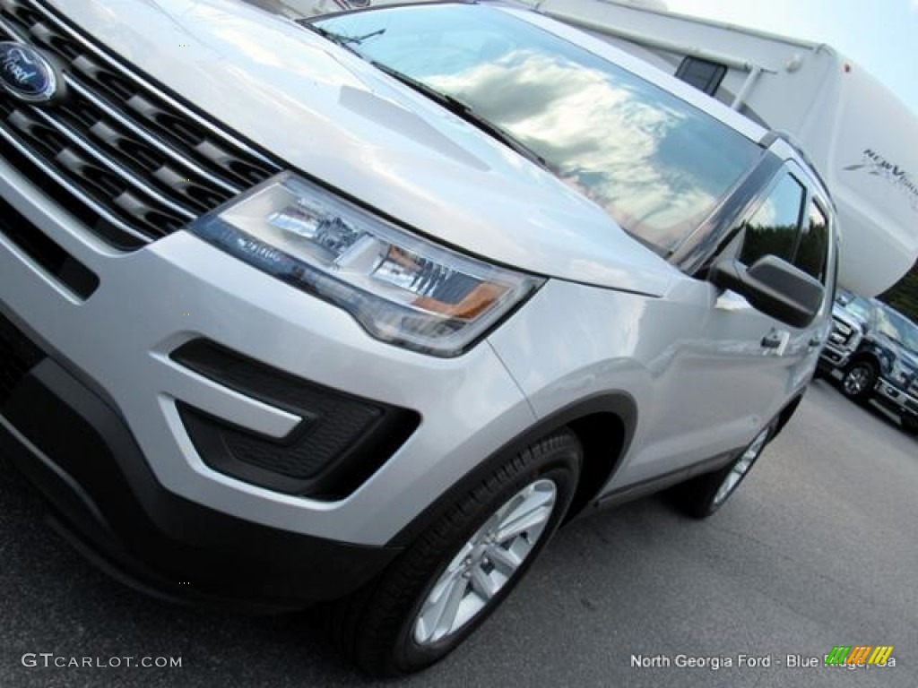 2017 Explorer FWD - Ingot Silver / Medium Light Camel photo #31