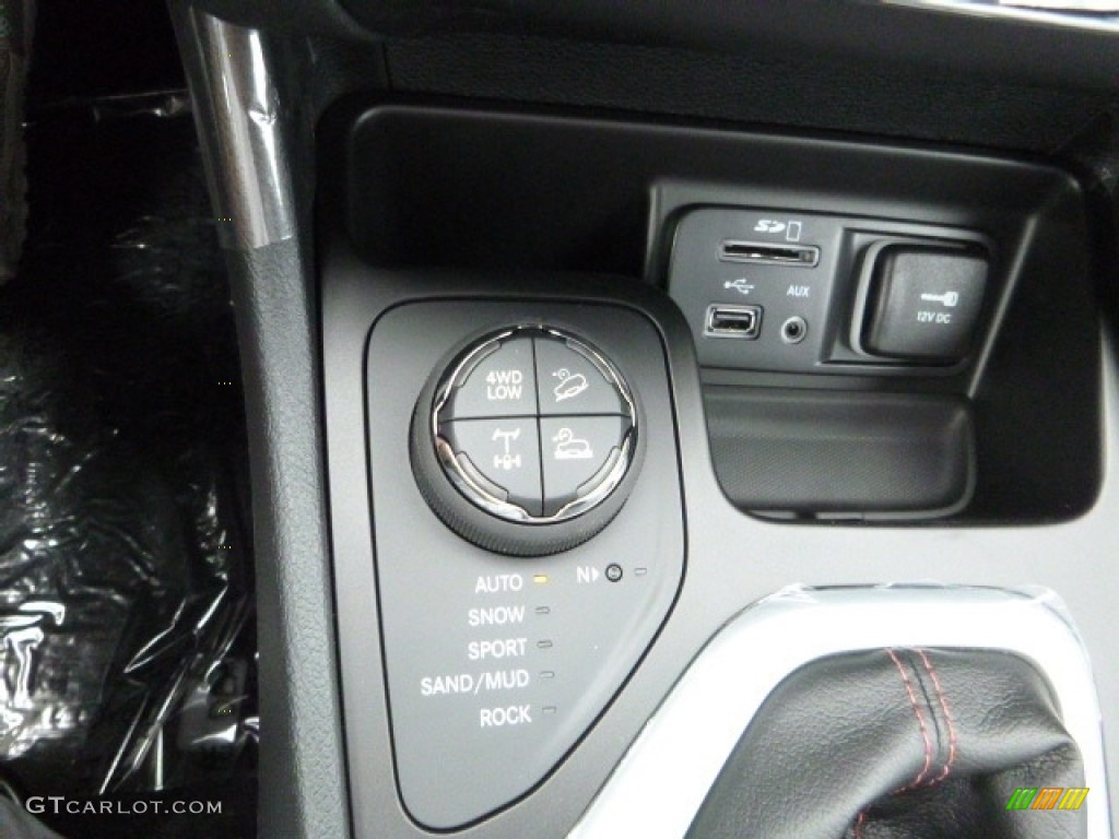 2017 Jeep Cherokee Trailhawk 4x4 Controls Photo #114887156