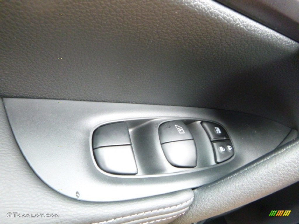 2016 Rogue SV AWD - Pearl White / Charcoal photo #25