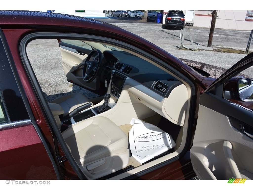 2012 Passat 2.5L SE - Opera Red Metallic / Moonrock Gray photo #30