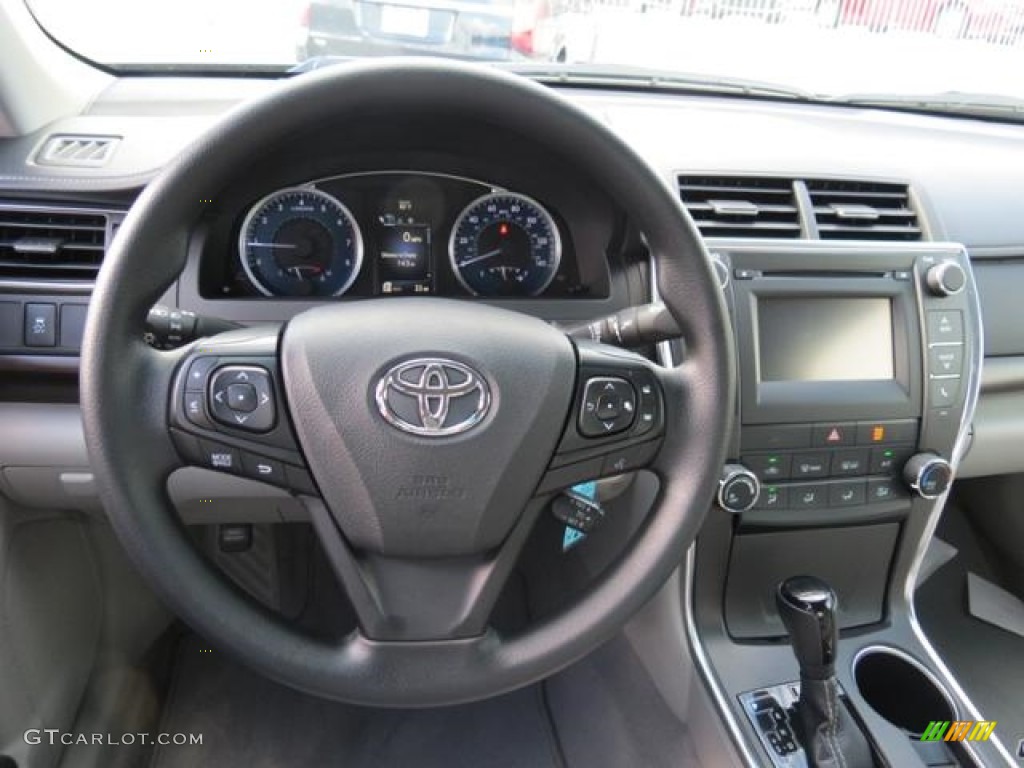 2017 Toyota Camry LE Steering Wheel Photos