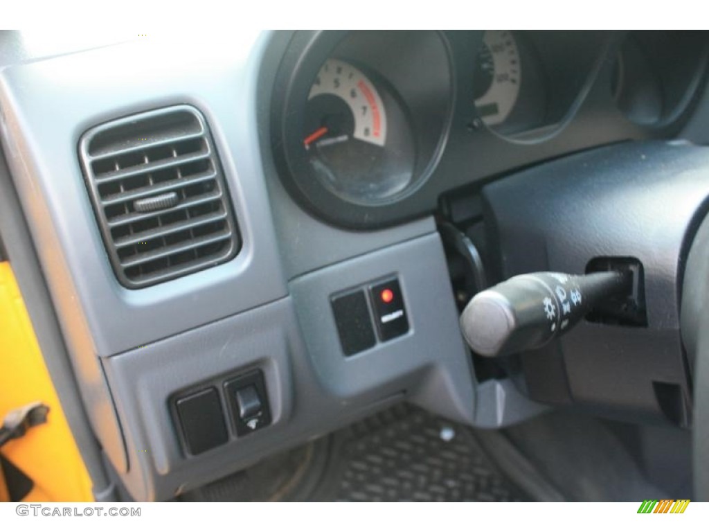 2004 Xterra XE 4x4 - Solar Yellow / Gray photo #22