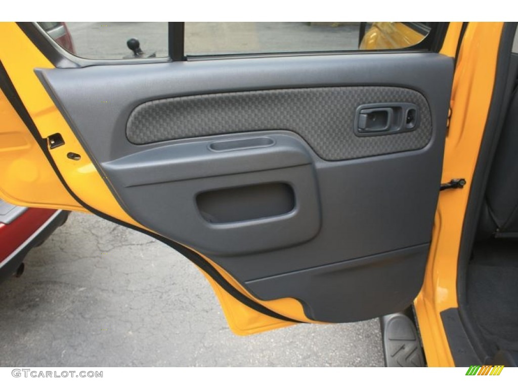 2004 Xterra XE 4x4 - Solar Yellow / Gray photo #32