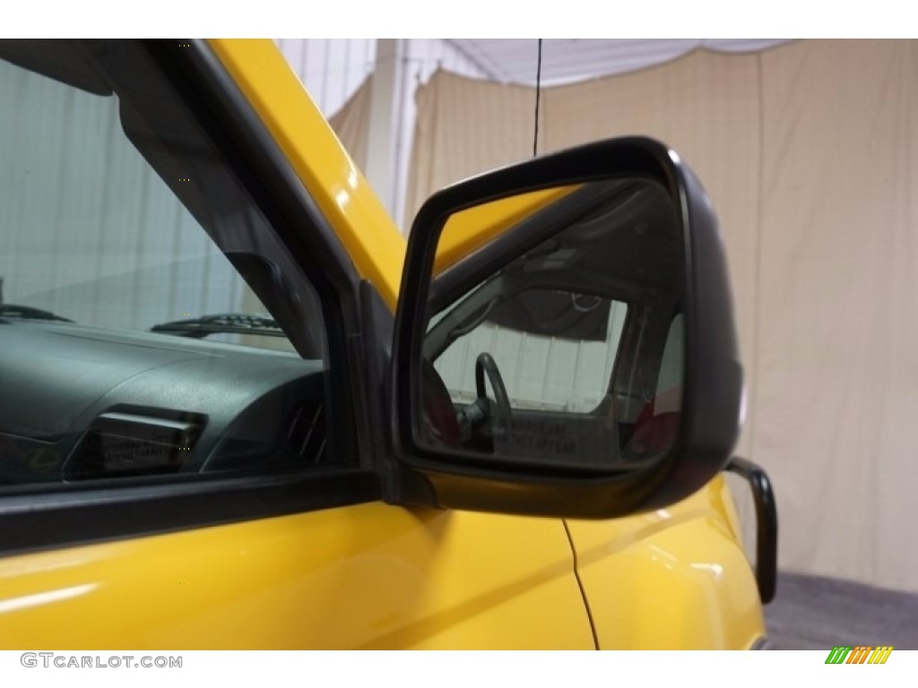 2004 Xterra SE 4x4 - Solar Yellow / Charcoal photo #57