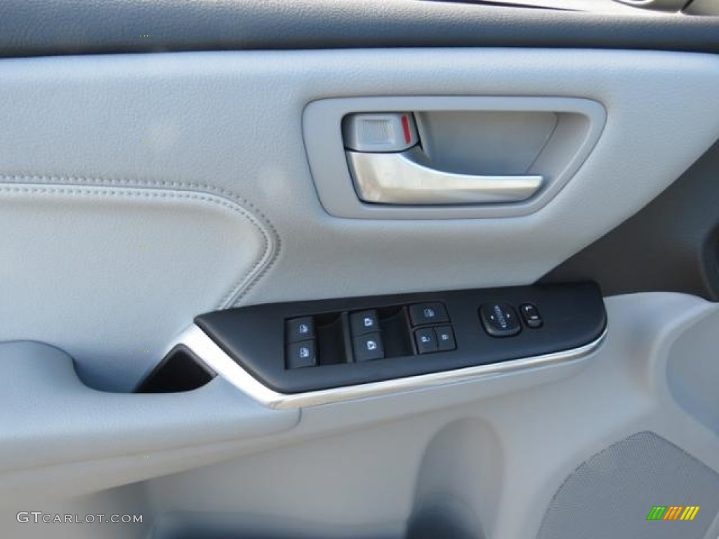 2017 Toyota Camry XLE Controls Photo #115041299