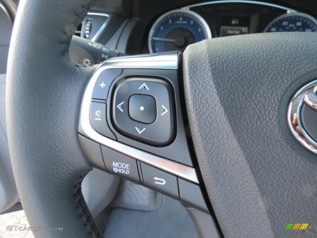 2017 Toyota Camry XLE Controls Photo #115041389