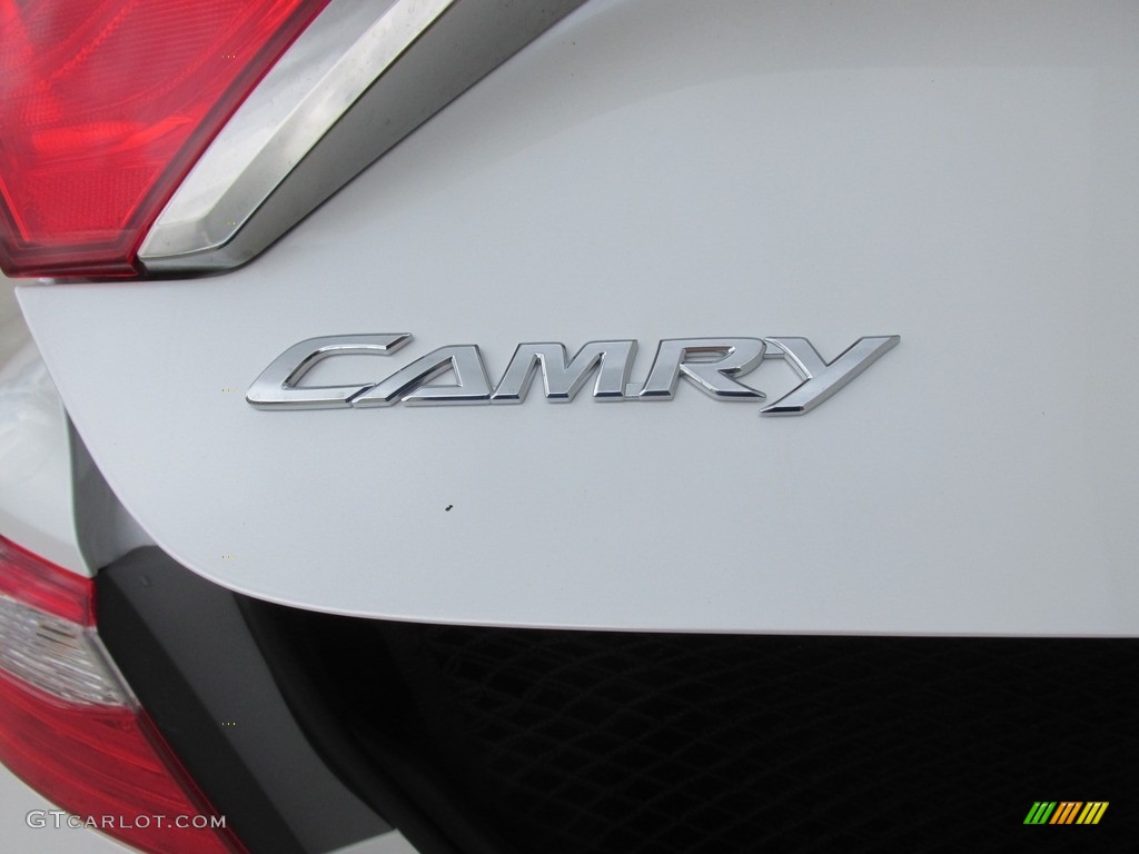 2017 Toyota Camry SE Marks and Logos Photo #115048783