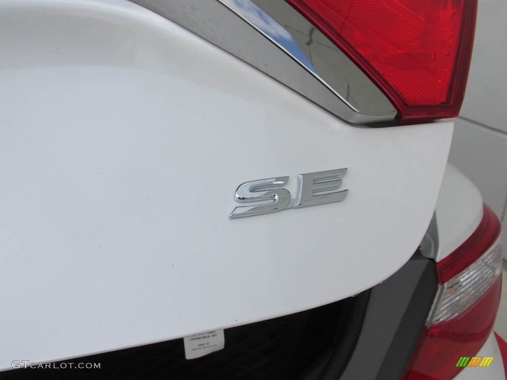 2017 Toyota Camry SE Marks and Logos Photo #115048797