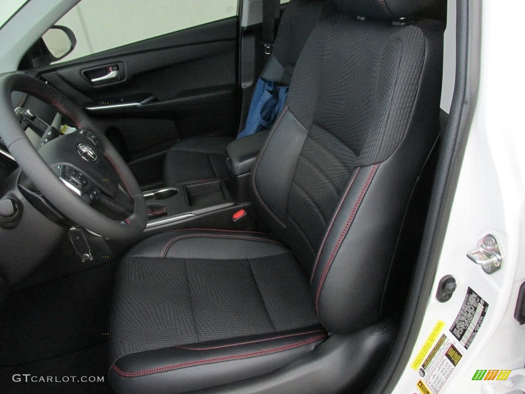2017 Toyota Camry SE Front Seat Photo #115048975