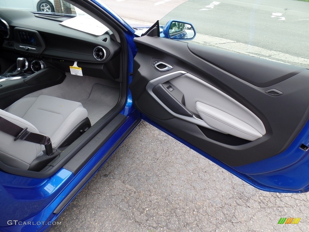 2017 Chevrolet Camaro LT Coupe Medium Ash Gray Door Panel Photo #115061082