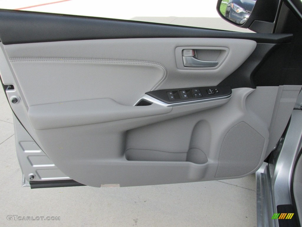 2017 Toyota Camry XLE Door Panel Photos