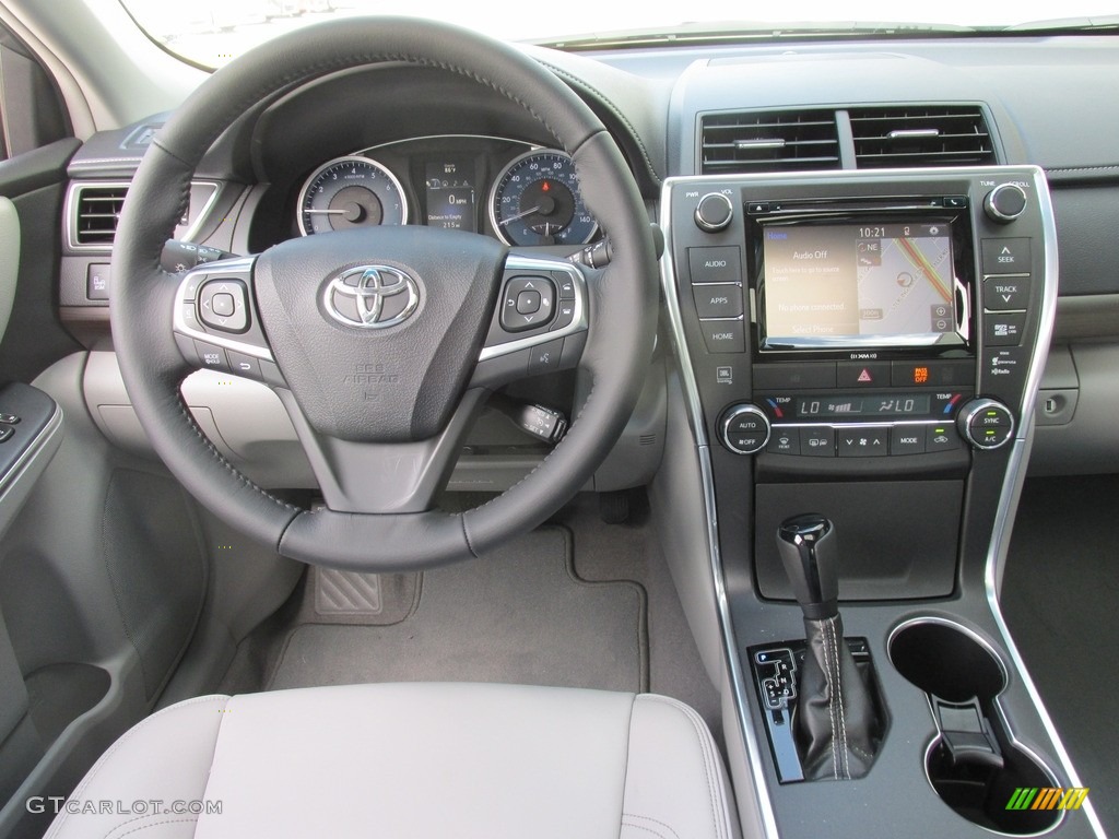 2017 Toyota Camry XLE Dashboard Photos