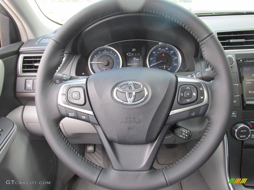 2017 Toyota Camry XLE Steering Wheel Photos