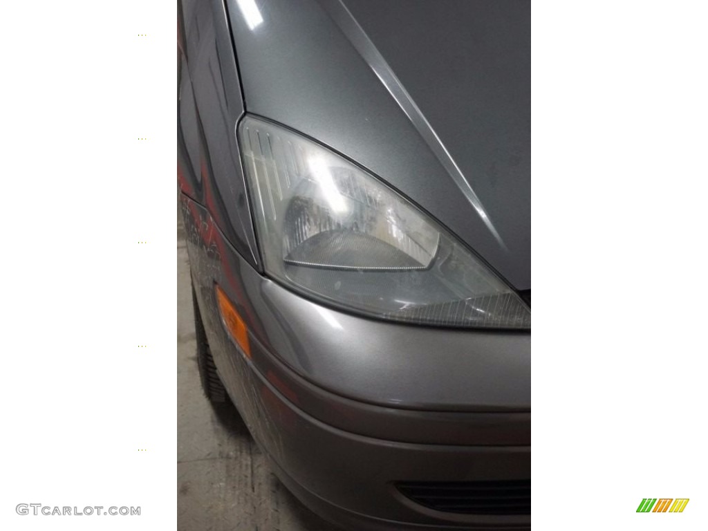 2003 Focus SE Sedan - Liquid Grey Metallic / Medium Graphite photo #43